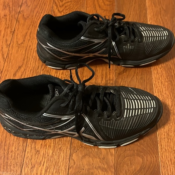 ASICS women’s volleyball shoes - Picture 4 of 5